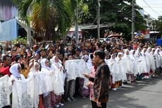 Ratusan Perempuan Berpakaian ala Fatmawati Sambut Kedatangan Jokowi
