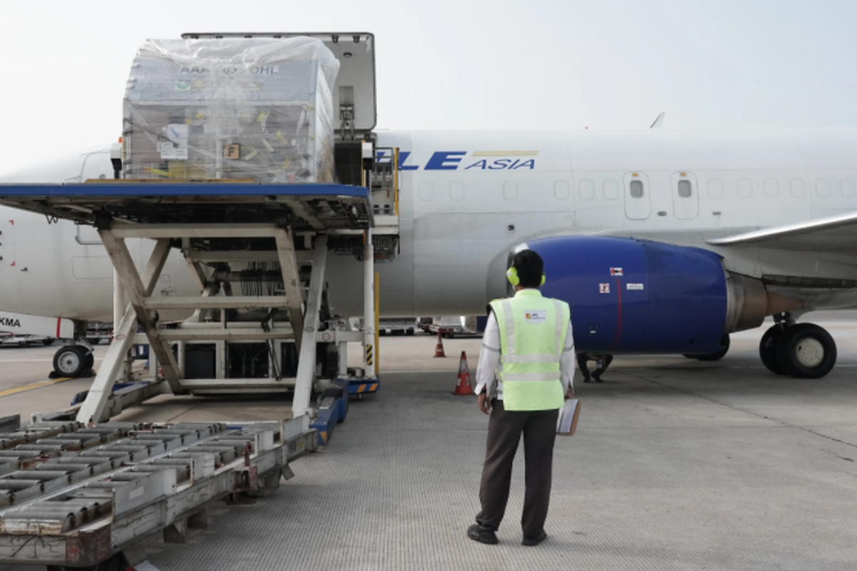 Pemerintah mendatangkan vaksin tahap ke-85 jenis Pfizer dalam jumlah 1.199.250 dosis jadi di Bandara Internasional Soekarno-Hatta atau Bandara Soetta pukul 08.00 WIB, Kamis (7/10/2021).
