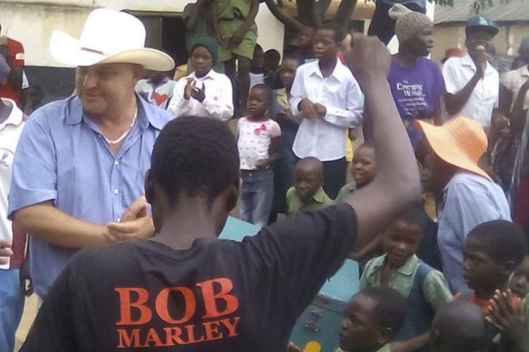 Robert Smart (kiri) ketika kembali ke tanahnya, Lesbury di Tandi, Zimbabwe, pada Juni 2017. Presiden Zimbabwe saat ini, Emmerson Mnangagwa, menolak rencana untuk mengembalikan tanah kepada petani kulit putih.