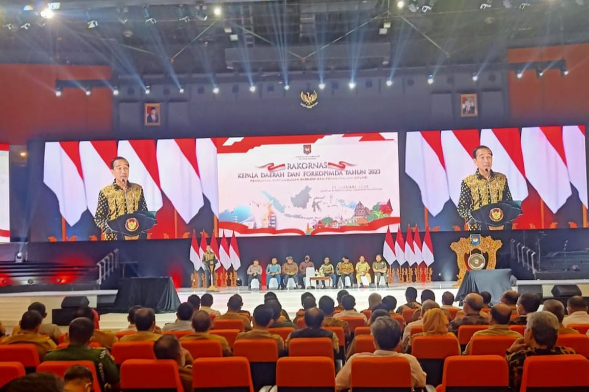 Presiden Joko Widodo saat membuka Rapat Koordinasi Nasional di SICC, Bogor, Selasa (17/1/2023). 