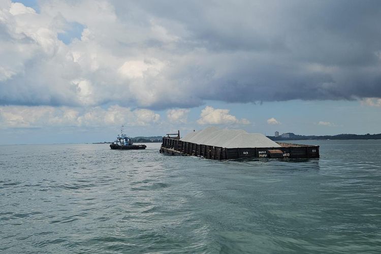 Tongkang Bermuatan Batu Granit Terbalik di Perairan Batam