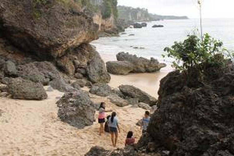 Batu karang yang curam, mulai dari ukuran besar dan ukuran kecil menghisi permukaan pasir yang menjadi benteng pantai Tegalwangi di Jimbaran, Bali.