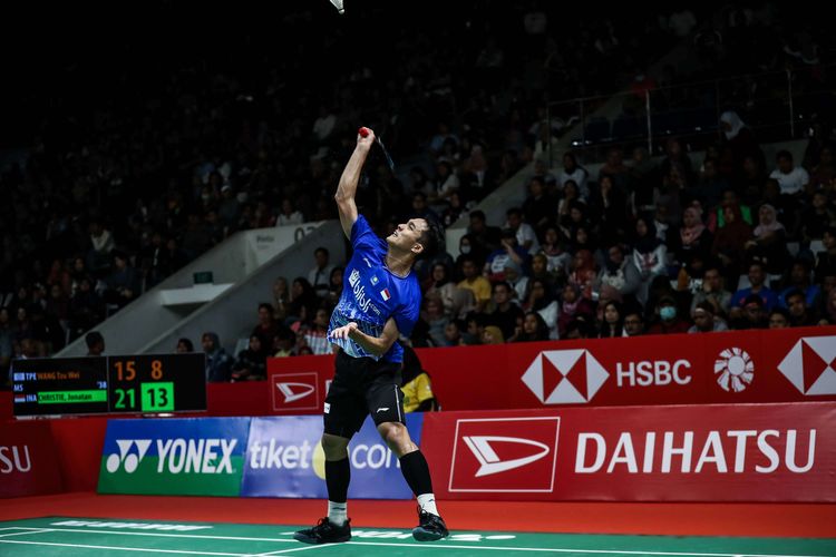 Pebulu tangkis tunggal putra Indonesia, Jonatan Christie melawan wakil Taiwan, Wang Tzu Wei saat pertandingan babak kedua Indonesia Masters 2020 di Istora Senayan, Jakarta, Kamis (16/1/2020). Jonatan Christie menang dengan skor 21-15, 21-15.