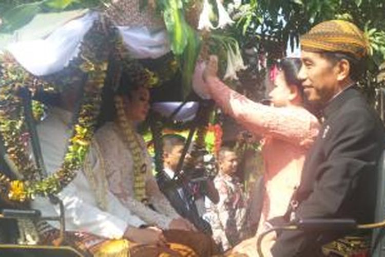 Gibran Rakabuming Raka (28) dengan Selvi Ananda (26) menaiki kereta kencana bersama Presiden Joko Widodo dengan Ibu Negara Iriana untuk beristirahat di kediaman Jokowi, Rabu (11/6/2015).