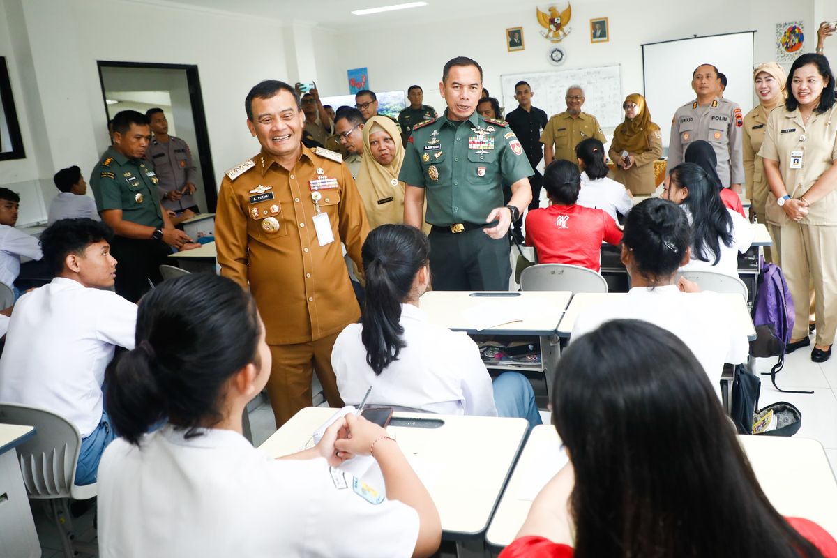 Gubernur Jawa Tengah Ahmad Lutfhi saat meninjau proses belajar mengajar di salah satu SMAN/SMKN di Semarang, Jawa Tengah. 
