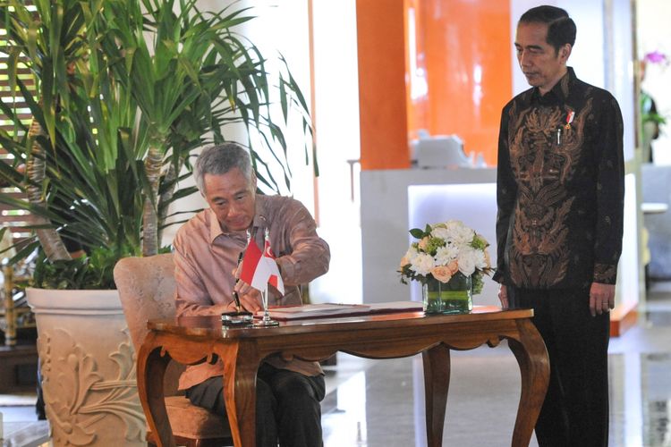 Presiden Indonesia Joko Widodo (kanan) mendampingi Perdana Menteri Singapura Lee Hsien Loong (kiri) saat mengadakan pertemuan bilateral di sela Pertemuan Tahunan IMF - World Bank Group 2018 di Nusa Dua, Bali, Kamis (11/10). ANTARA FOTO/ICom/AM IMF-WBG/Veri Sanovri/hp/2018
