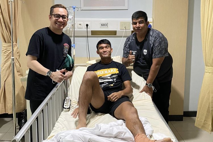 Wing back kiri Persib Zalnando (tengah) ditemani Dokter Wahyu Riansyah (kiri) yang menangani operasi dan Dokter tim Persib Rafi Ghani (kanan).  