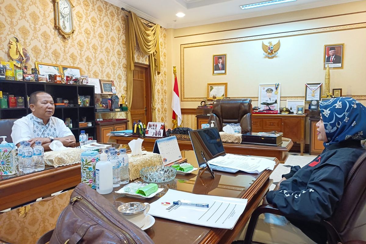 Bawaslu Jember saat melakukan klarifikasi pada Bupati Jember Hendy Siswanto