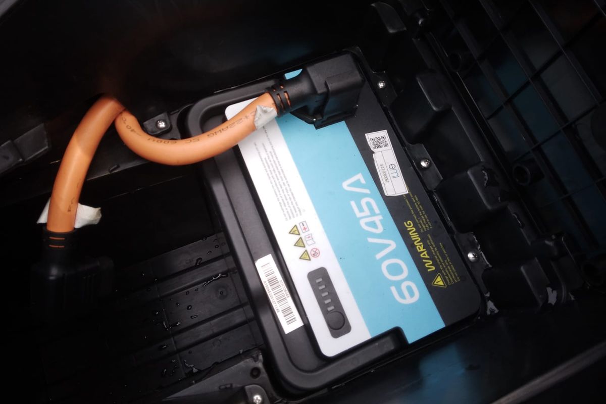 Alva One mengusung tipe baterai lithium dengan kapasitas baterai 60 V 45 A (2,7 kWh). Baterai tersebut memiliki bobot 18 kg dan punya fitur proteksi berupa layar IP65, yang aman dari debu dan semprotan air.
