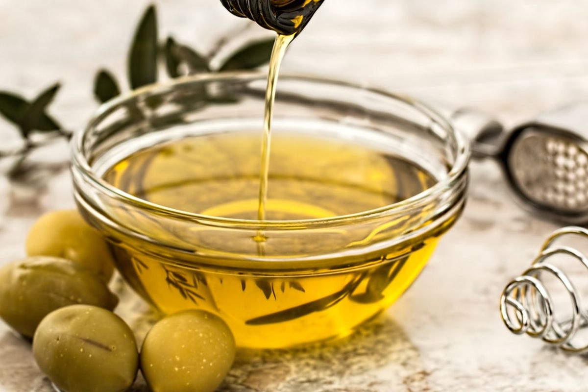 Ada sejumlah perawatan rumahan yang diklain dapat menjadi cara menghilangkan stretch mark, termasuk olive oil atau minyak zaitun.
