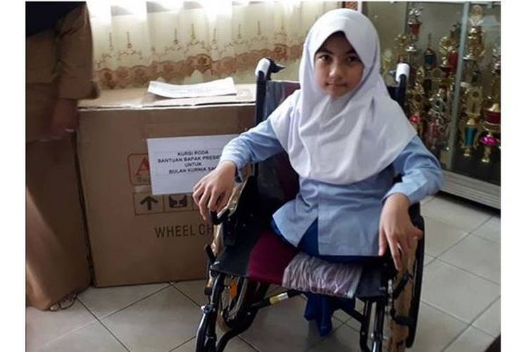 Namanya Bulan Karunia Rudianti. Usianya beranjak 10 tahun. Gadis kecil asal Pekanbaru, Riau, ini mendadak tenar karena surat yang ditulisnya untuk minta kursi roda kepada Presiden RI Joko Widodo. 