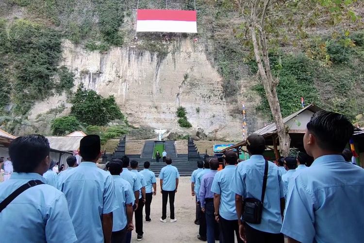 Bendera Raksasa Berkibar di Tebing Bidadari Pantai Menganti Kebumen Saat HUT ke-79 RI