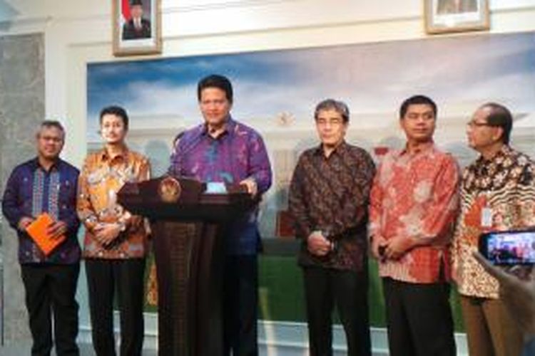 Ketua KPU Husni Kamil Manik bersama para komisioner KPU lainnya di Kantor Presiden, Kompleks Istana Kepresidenan, Jakarta, Selasa (10/2/2015).