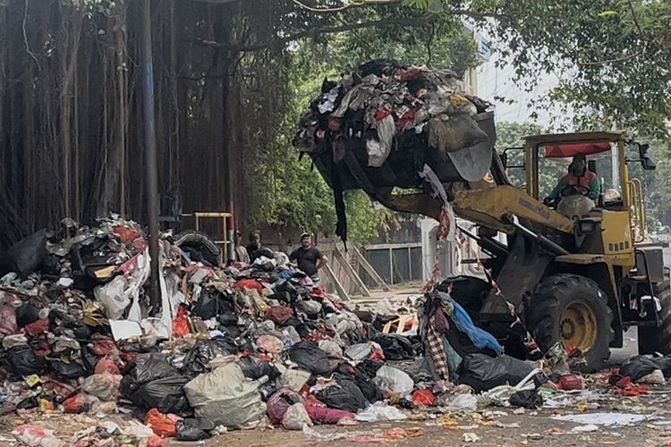 Sampah Menumpuk Sebulan di Jalan Ratu Alamanda Jakbar, Kini Diangkut 5 Truk