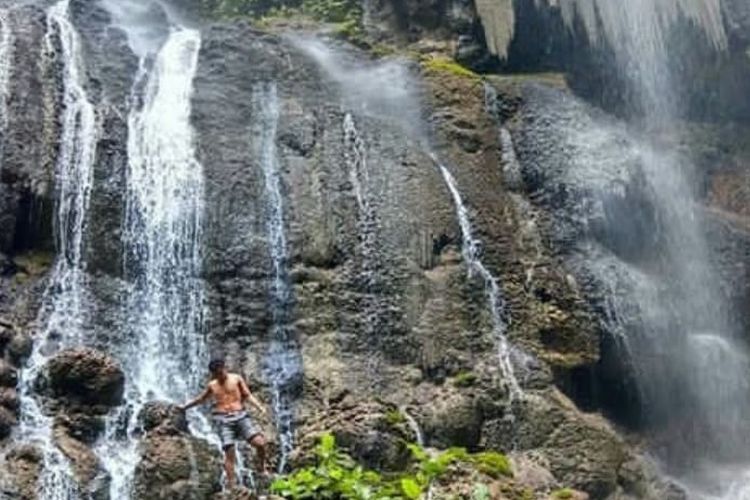 Wisata alam Goa Tetes di Lumajang adalah objek wisata yang menggabungkan antara air terjun dan goa. 