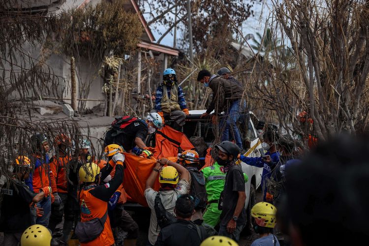 Tim SAR gabungan mengevakuasi jenazah korban yang tertimbun material guguran awan panas Gunung Semeru saat operasi pencarian korban di Desa Curah Kobokan, Kecamatan Candipuro, Lumajang, Jawa Timur, Selasa (7/12/2021). Berdasarkan data Badan Nasional Penanggulangan Bencana (BNPB) per Senin (06/12) pukul 20.15 WIB, setidaknya 22 orang tewas, sementara 22 orang dinyatakan hilang dan 56 lainnya mengalami luka-luka. Erupsi juga berdampak terhadap 5.205 jiwa.
