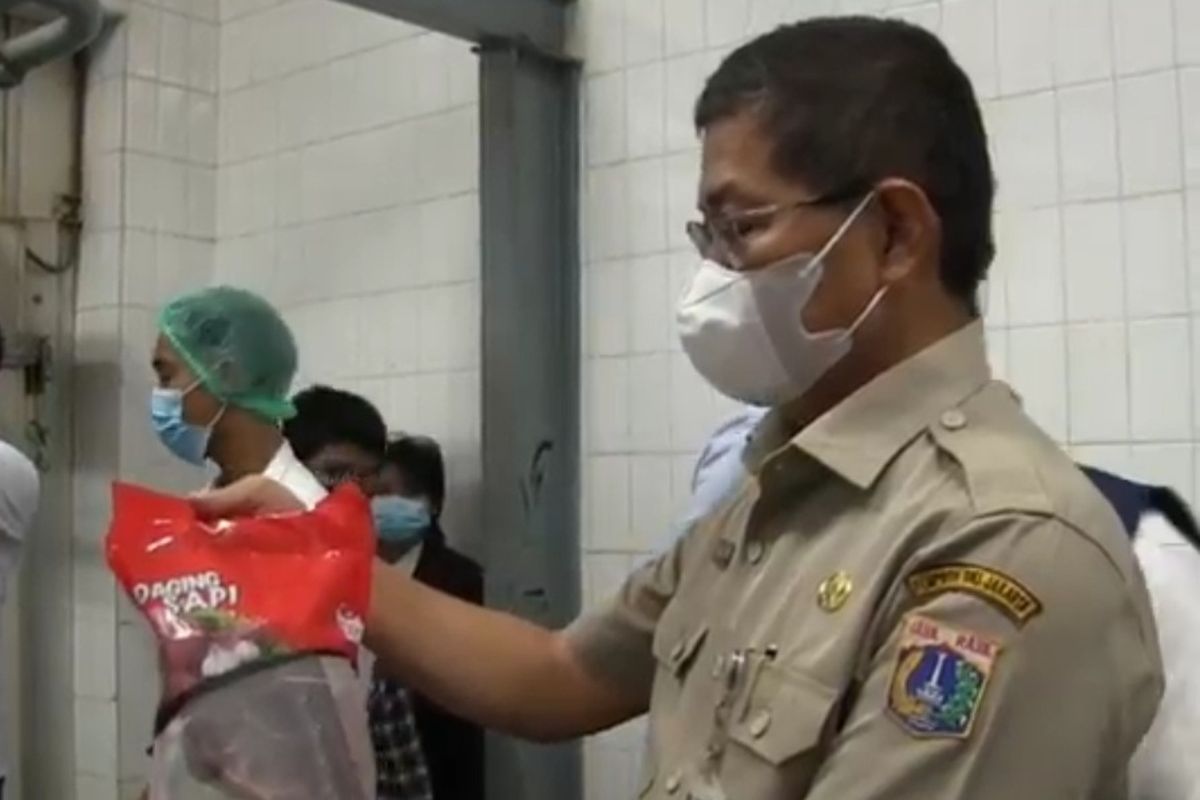 Sekretaris Daerah DKI Jakarta Marullah Matali beserta jajaran melakukan inspeksi mendadak (sidak) di Rumah Potong Hewan (RPH) Dharma Jaya, Cakung, Jakarta Timur, Senin (18/4/2022).