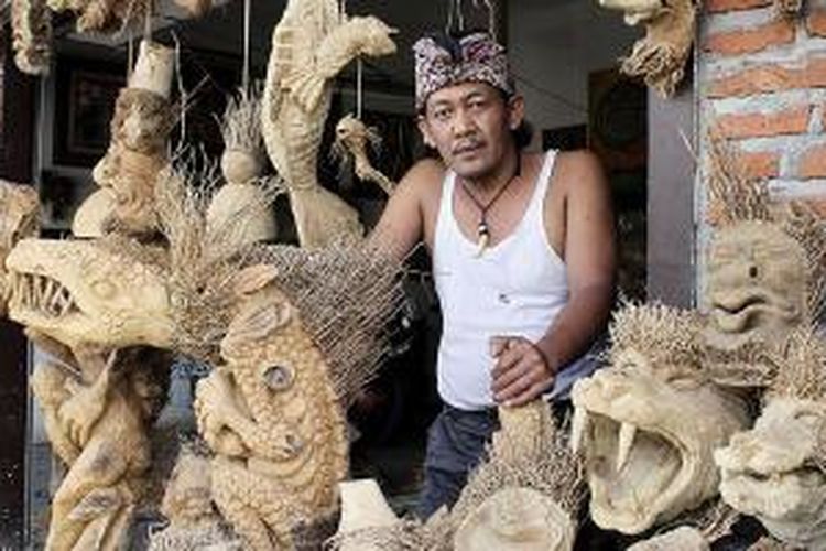 Jumaro Joko Pratomo (43), perajin limbah akar bambu (bamboo root art) berkarakter abstrak seni kontemporer bersama karyanya di Galeri 76, Jalan Raya Kebonagung No 28, Pakisaji, Kabupaten Malang, Jawa Timur.
