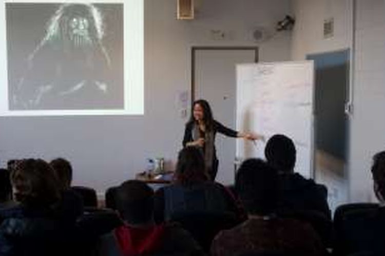 Yacinta Kurniasih sedang mengajar para mahasiswa asal Australia di Kelas 5 Kajian Indonesia di Monash University, Victoria, Australia.
