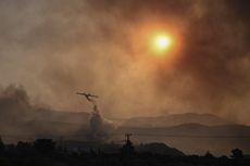 Kebakaran Hutan Yunani Tewaskan 3 Orang, Petugas Masih Berjuang Padamkan Api