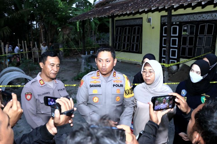 Kapolres Blitar Kota AKBP Danang Setiyo PS memberikan keterangan kepada wartawan di lokasi penemuan kerangka manusia di sebuah rumah di Desa Bacem, Kecamatan Ponggok, Kabupaten Blitar, Selasa (22/11/2023)