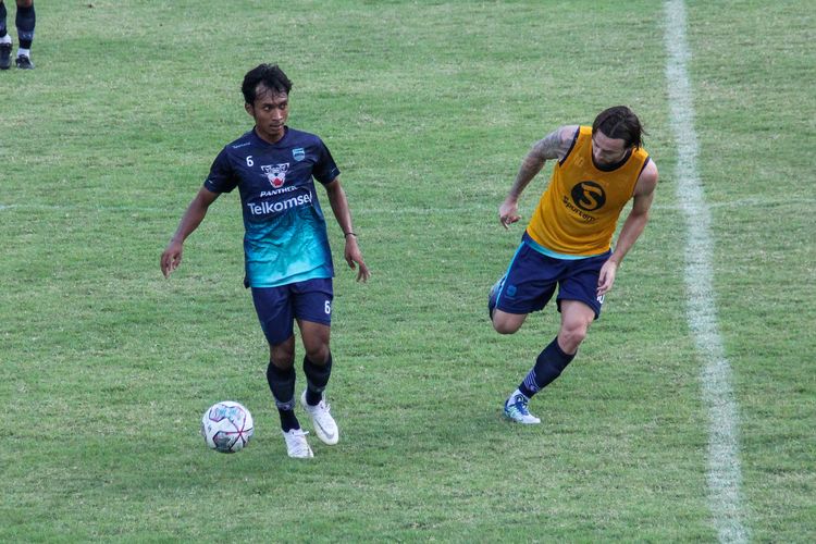 Gelandang muda Persib Robi Darwis menguasai bola tengah dibayangi Marc Klok dalam sesi latihan tim Persib di persiapan pramusim Liga 1 2022-2023.