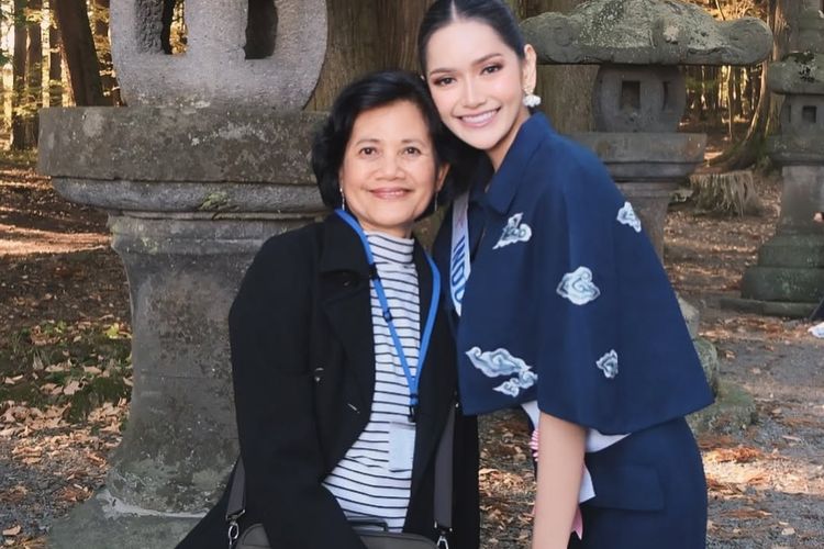 Melliza Xaviera tampil anggun di Jepang dengan batik Megamendung dan tas peta Indonesia, paduan elegan yang tunjukkan identitasnya di Negeri Sakura.