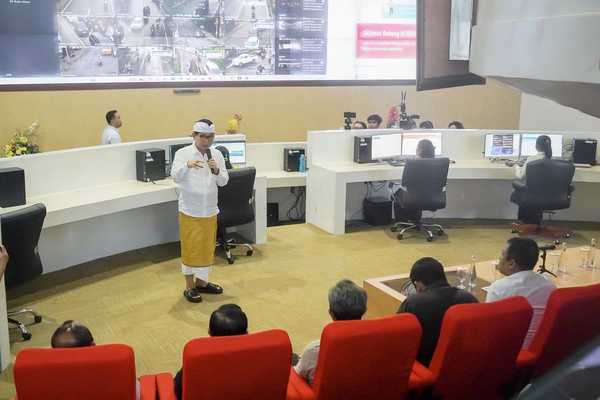 Bupati Badung I Wayan Adi Arnawa meninjau layanan Kontak Bupati dan pengembangan CCTV analitik di Ruang Command Center Dinas Komunikasi dan Informatika (Diskominfo) Kabupaten Badung, Rabu (29/10/2025).