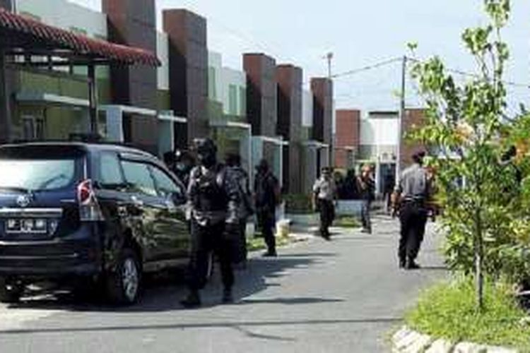 Polisi menggeledah rumah di kawasan Botania, Batam, Kepulauan Riau, Jumat (5/8/2016). Dari rumah itu ditangkap dua pria yang diduga terlibat Negara Islam Irak dan Suriah (NIIS). Polisi juga menangkap empat orang lain secara terpisah di Batam pada Jumat pagi. 