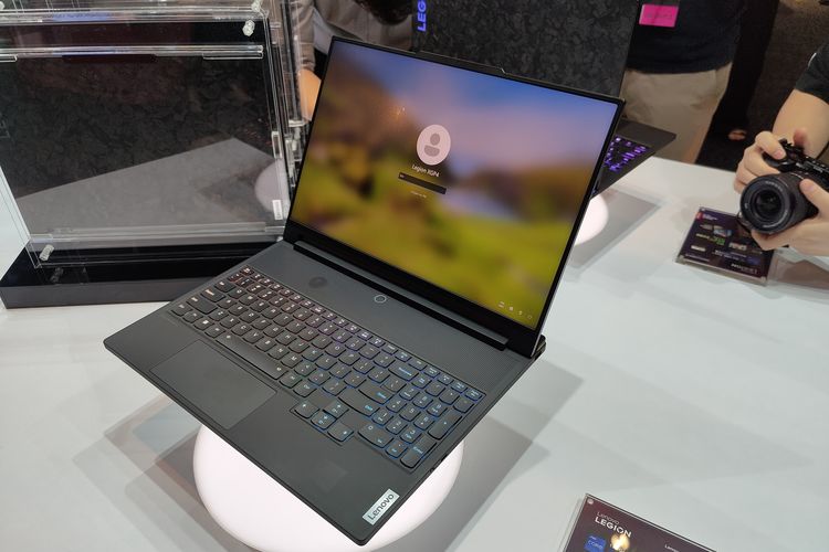 Dalam acara Legion Asia Pacific Tour 2023 yang digelar di Singapura, Selasa (7/11/2023), Lenovo mengenalkan laptop gaming Legion 9i. Laptop ini diklaim sebagai yang pertama di dunia dengan sistem pendingin cair sirkulasi internal.