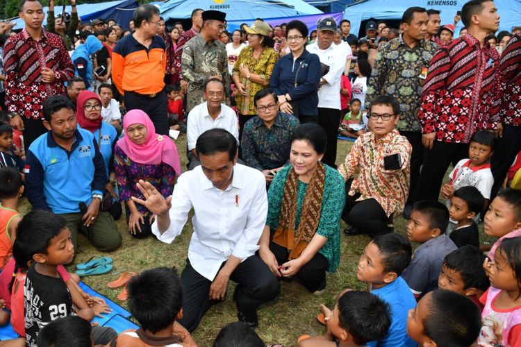 Presiden Joko Widodo dan Ibu Negara Iriana Jokowi menyapa pengungsi erupsi Gunung Agung, Bali, Selasa (26/9/2017).