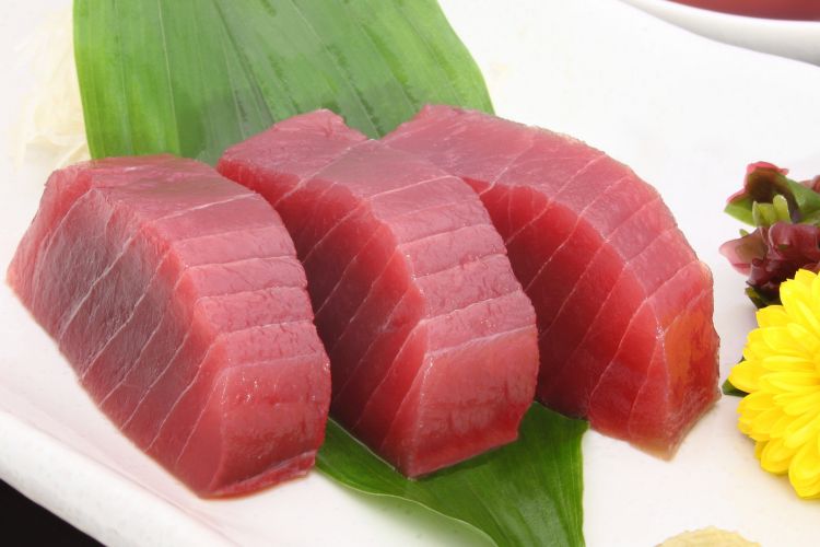 Ilustrasi ikan tuna. Sama seperti salmon, tuna adalah ikan berlemak yang menjadi sumber protein dan omega 3 untuk tubuh.