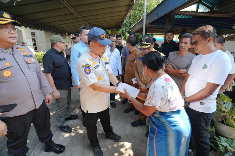 Mendagri Salurkan Santunan Duka kepada Keluarga Korban Gempa di Nangapanda, Ende