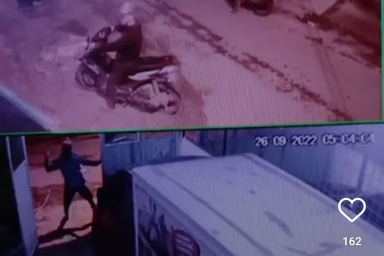 Viral di media sosial sebuah video yang memperlihatkan aksi perampokan sepeda motor di Jalan Pukat, Mandala, Deli Serdang pada Senin (26/9/2022) pagi. Pelaku diduga sudah menguntit korban dan nekat masuk ke garasi rumah korban sambil mengancam.