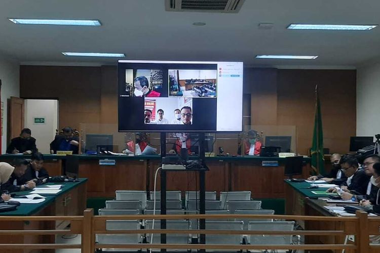 Suasana Sidang perdana kasus korupsi pajak kendaraan di Samsat Kelapa Dua, Tangerang dengan menghadirkan empat terdakwa secara daring di Pengadilan Tipikor Serang