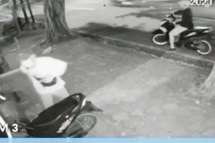 Pencurian motor milik seorang anggota kepolisian di sebuah toko rokok elektrik di Jalan KRT Radjiman Widyodiningrat, Kelurahan Rawa Terate, Kecamatan Cakung, Jakarta Timur, pada Rabu (1/2/2023).