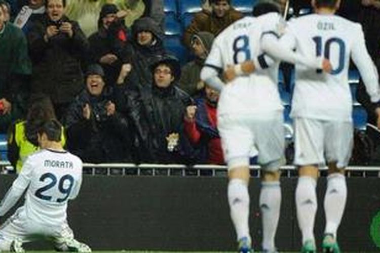 Penyerang Real Madrid, Alvaro Morata (kiri), merayakan golnya ke gawang Rayo Vallecano dalam laga Liga BBVA di Stadion Santiago Bernabeu, Minggu (17/2/2013). Madrid akhirnya menang 2-0. 