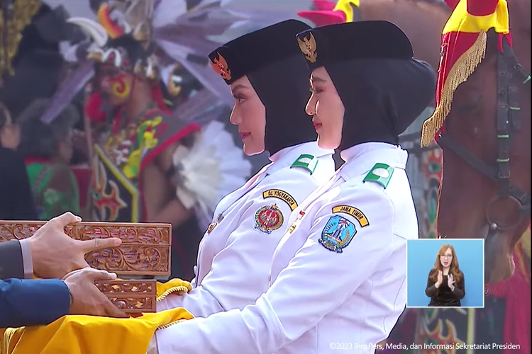 Tangkap layar Ghania dan Ayumi Purnapaskibraka Duta Pancasila di Upacara Peringatan Detik-detik Proklamasi Kemerdekaan RI 2023.