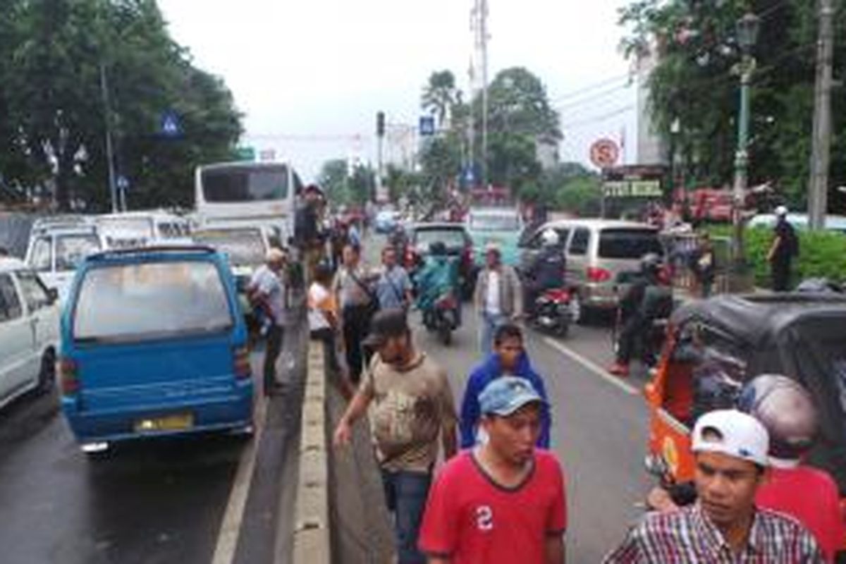 Para sopir angkot di Terminal Lebak Bulus melakukan demo terkait rencana penutupan terminal Kota. Senin (27/1/2014).