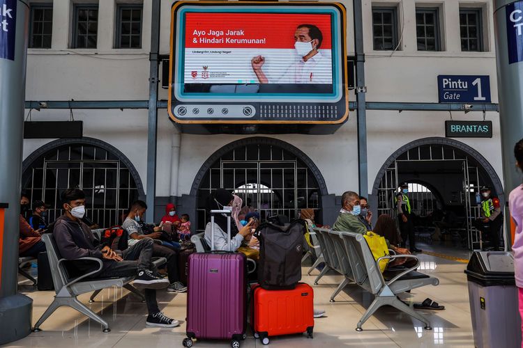 Calon penumpang menunggu jadwal keberangkatan kereta api di Stasiun Pasar Senen, Jakarta Pusat, Senin (3/5/2021). Per 1 Mei 2021, tercatat sudah ada lebih dari 6.000 calon penumpang yang akan diberangkatkan dengan keberangkatan didominasi oleh penumpang ke arah Jawa Tengah dan Jawa Timur khususnya Malang dan Surabaya.