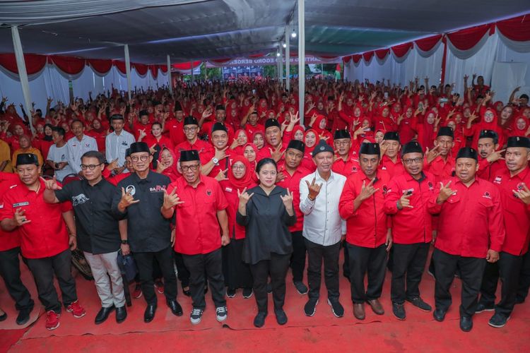 Ketua Dewan Pimpinan Pusat (DPP) Partai Demokrasi Indonesia Perjuangan (PDI-P) Puan Maharani saat meresmikan Taman Pemuda Soekarno di Jalan Ring Road barat, Ngronggi, Kabupaten Ngawi, Jumat (19/1/2024).
