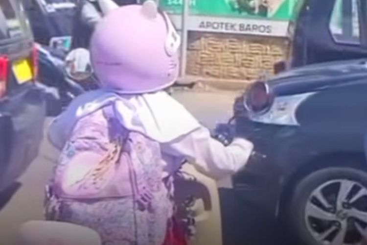 Bocah SD di Kota Sukabumi saat terpotret oleh kamera mengendarai sepeda listrik di jalan raya.