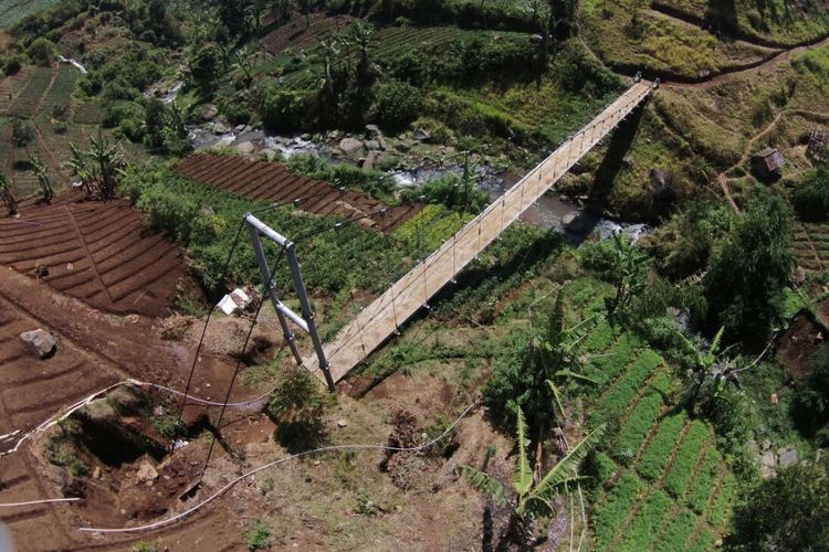Pembangunan jembatan gantung baru yang dilakukan Kementerian PUPR.