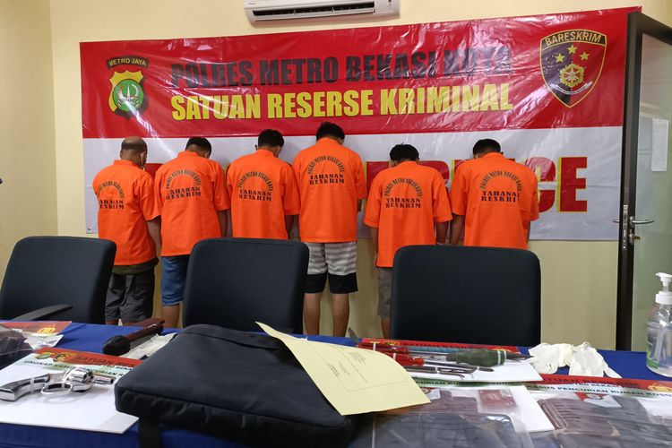 Enam Tersangka Spesialis Pembobol Rumah Kosong Dengan Modus Melihat AC Mati Dihadirkan Dalam Rilis Pers Yang Dilakukan Oleh Polres Metro Bekasi Kota