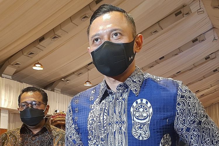 Ketua Umum Partai Demokrat Agus Harimurti Yudhoyono (AHY) memberi keterangan kepada pers usai menghadiri cara perayaan Natal Partai Demokrat di Hotel Sultan, Jakarta, Sabtu (29/1/2022)  