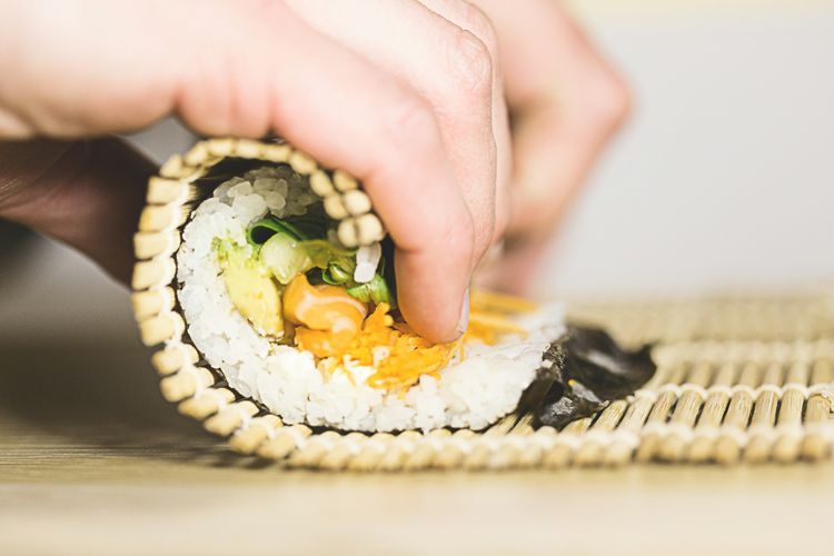 Ilustrasi membuat sushi roll.