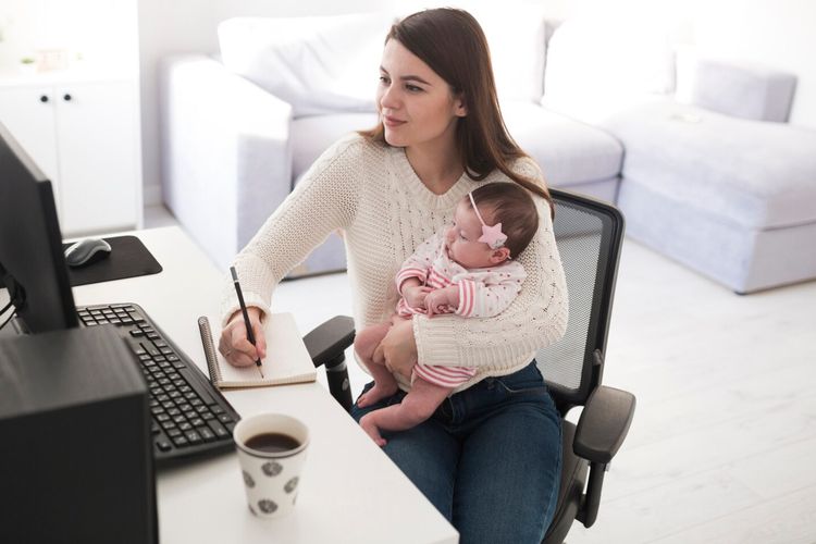 Beban ganda pekerjaan dan keluarga membuat banyak ibu bekerja rentan alami kecemasan, depresi, hingga burnout. Studi mengungkap alasan di baliknya.
