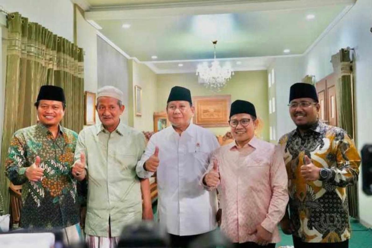 Ketua Umum PKB Muhaimin Iskandar dan Ketua Umum Partai Gerindra Prabowo Subianto bertemu di sebuah acara pernikahan putra dari tokoh ulama Nahdlatul Ulama di Sidoarjo, Jawa Timur, Minggu (12/3/2023).