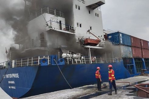 Kapal Bermuatan Kontainer Terbakar di Jamrud Pelabuhan Perak Surabaya