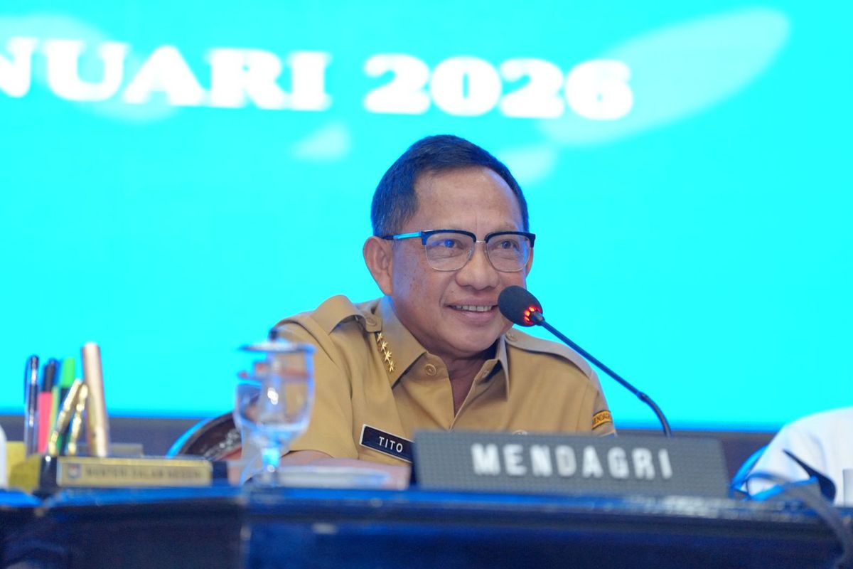 Ketua Satuan Tugas (Kasatgas) Percepatan Rehabilitasi dan Rekonstruksi Pascabencana Sumatera sekaligus Menteri Dalam Negeri (Mendagri) Muhammad Tito Karnavian dalam Rapat Koordinasi Percepatan Rehabilitasi dan Rekonstruksi Pascabencana Alam di Wilayah Sumatera yang digelar di Ruang Sasana Bhakti Praja, Kantor Pusat Kementerian Dalam Negeri (Kemendagri), Jakarta, Senin (26/1/2026).
